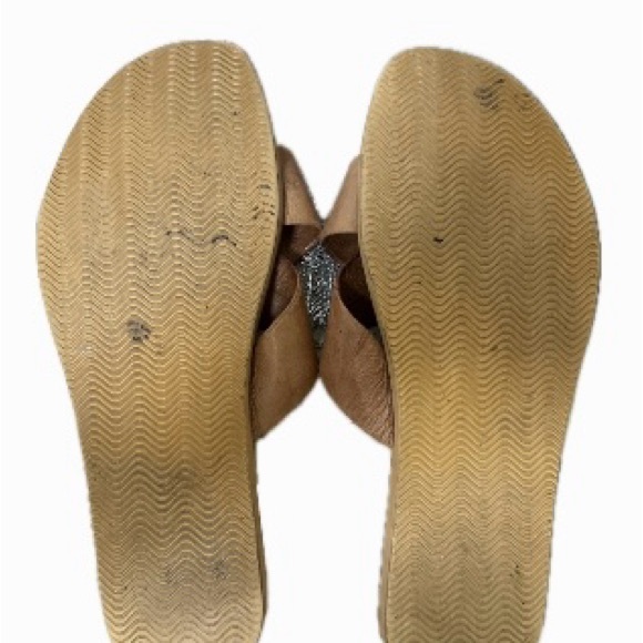 100% leather slip-on crossover sandal. Tan leather insole and straps. - Picture 3 of 4